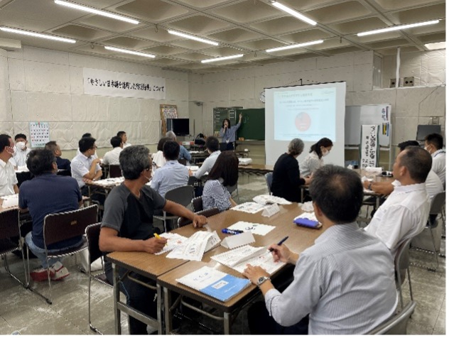 「やさしい日本語リーダー」養成研修 教材をアレンジしてしようする様子