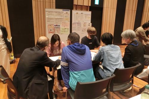 避難所で受付をする様子