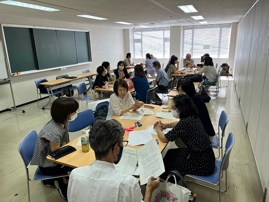 グループごとに企画内容をブレーンストーミング